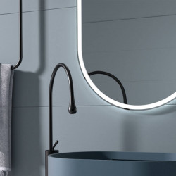 Miroir ovale LED Luzon d'Eurobath dans une salle de bain gros plan | Aiure