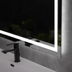 Miroir avec éclairage intérieur LED Cíes d'Eurobath dans une salle de bain gros plan| Aiure