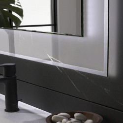 Miroir avec cadre rétro-éclairé Corfu d'Eurobath dans une salle de bain gros plan | Aiure