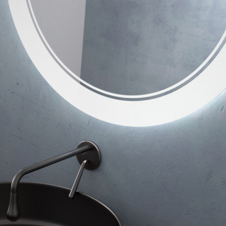 Miroir circulaire avec lumière LED Lampedusa d'Eurobath dans une salle de bain gros plan| Aiure