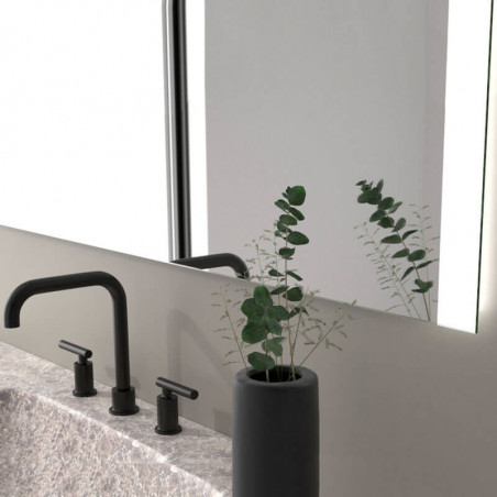 Miroir design Sentosa LED d'Eurobath dans une salle de bain gros plan| Aiure