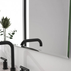 Miroir de salle de bain avec système anti-buée Tiga d'Eurobath dans une salle de bain gros plan| Aiure