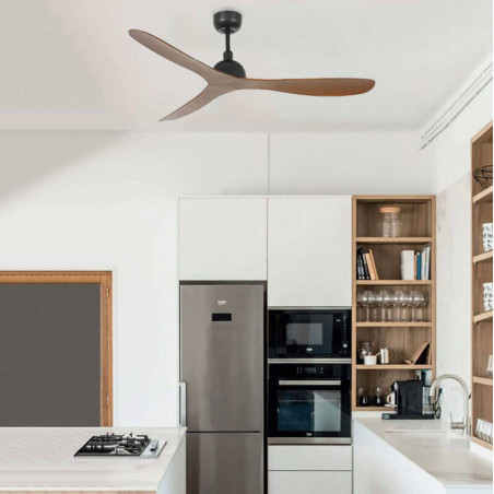 Ventilateur de plafond sans lumière Gotland noir et en bois de Faro Barcelona dans une cuisine | Aiure