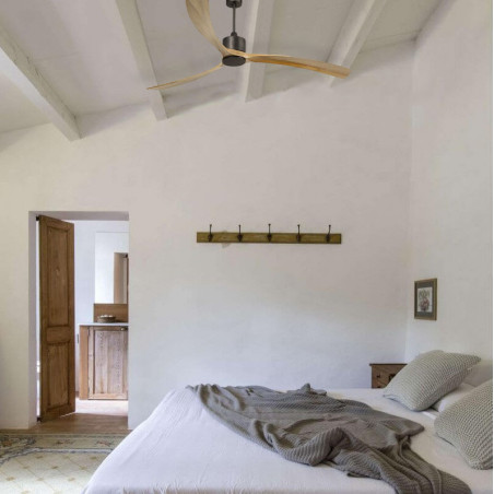 Ventilateur de plafond sans lumière Kauai marron de Faro Barcelona dans une chambre | Aiure