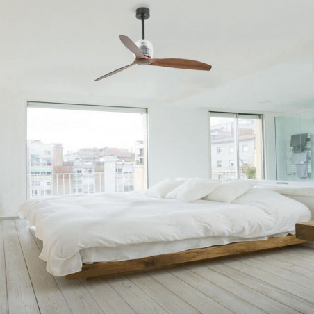 Ventilateur de plafond sans lumière DECO Fan noir et bois de Faro Barcelona dans une chambre | Aiure