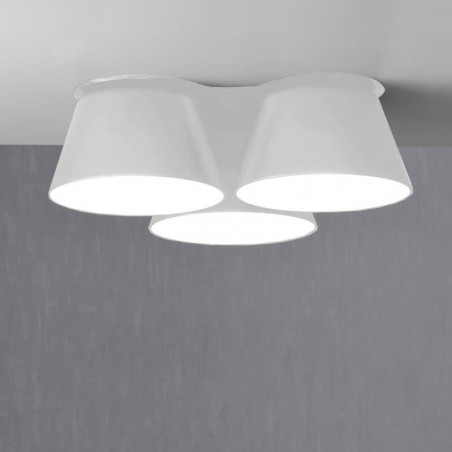 Sento plafonnier LED 3 abat-jour d'Ole by FM blanc sur un plafond | Aiure