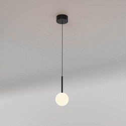 Lampe suspendue Cellar avec un luminaire de Mantra dans un salon| Aiure